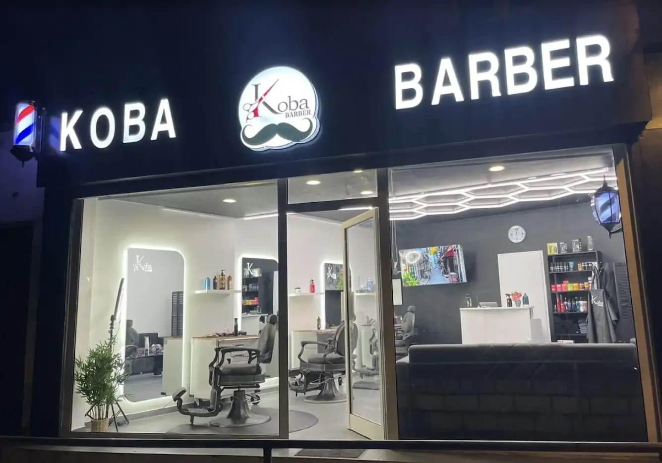 La devanture de Koba Barber de nuit