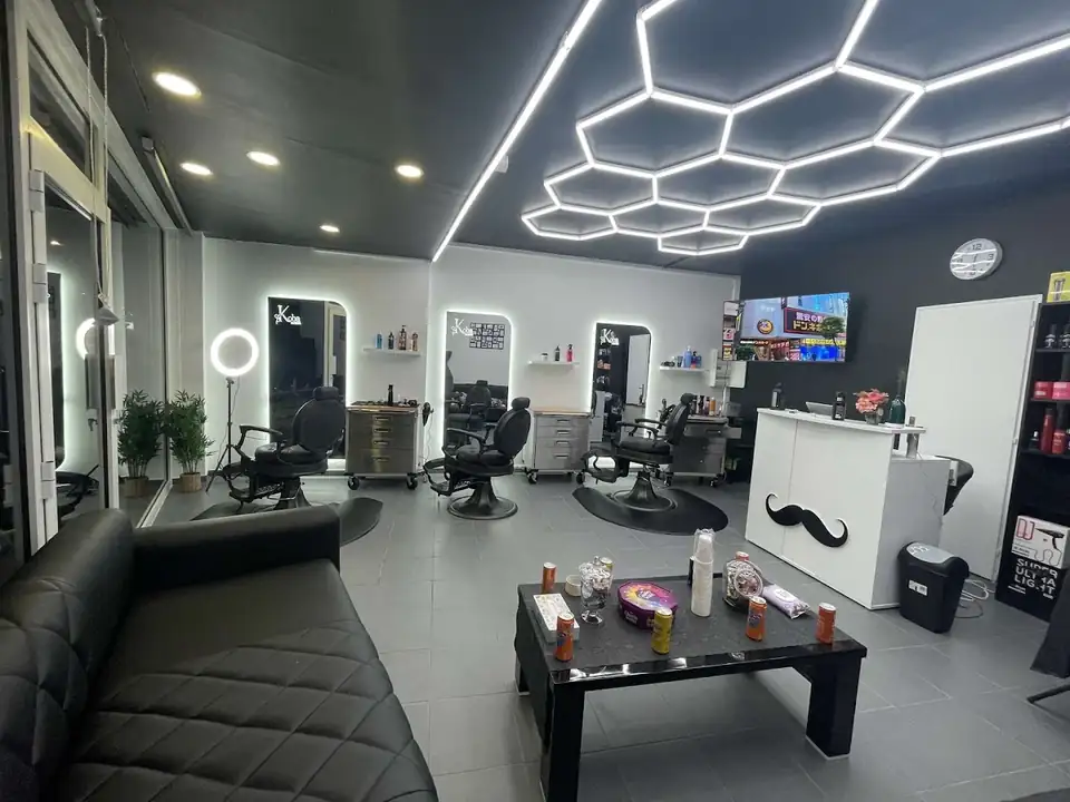 Les fauteuils et le plafond lumineux du salon